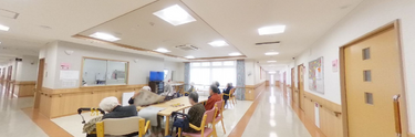 職員と利用者のいる施設内