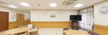 介護施設の明るいリビングエリア