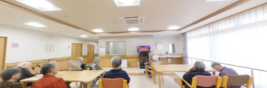 介護施設内の共有リビングスペース