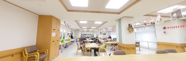 介護施設の食堂とレクリエーションエリア