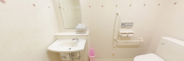 ゆったりとした清潔なトイレ設備