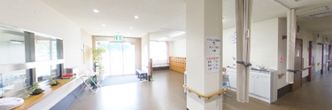 介護施設の清潔な内部通路