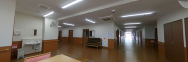 明るく開放感のある介護施設内部