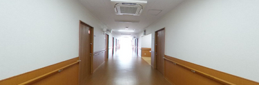 明るく広々とした施設の通路