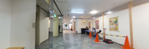 ケア施設の廊下と受付エリア