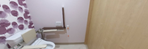 安全なサポート付きトイレのある部屋
