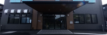 清潔感のある介護施設の正面