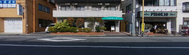 明るい街中の施設外観
