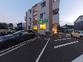夕方の駐車場の外観