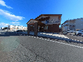 明るい道沿いの建物