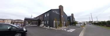 介護施設の外観と駐車場