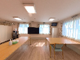 広々とした明るい部屋
