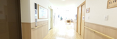 介護施設内の廊下と部屋の入り口