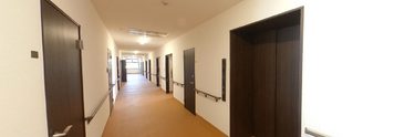 介護施設内の廊下と部屋