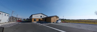 広々とした介護施設の外観