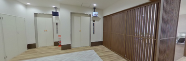 整理された明るい介護施設の通路