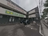 介護施設前の通りと外観