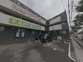 介護施設前の通りと外観