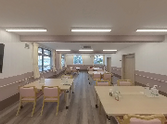 広々とした明るい食堂の内観