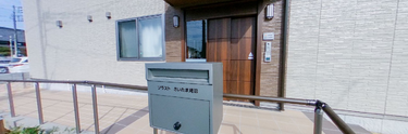 温かみのある介護施設の入口