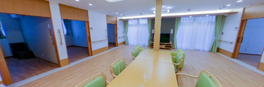 介護施設の広々共有ラウンジ
