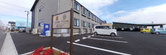 広々とした施設前