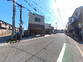 駐車場と住宅の街並み