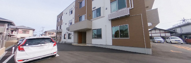 明るい外観を持つ介護施設
