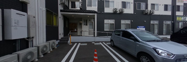 モダンな外観の介護施設建物