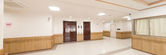 広々とした明るい介護施設内