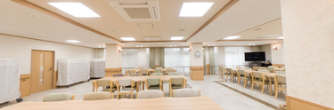 広々とした清潔な食堂空間