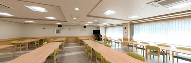 広々とした食堂の内観