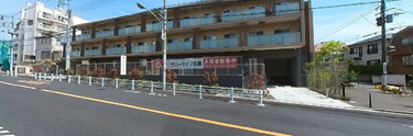 明るい街角にある介護施設