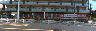 清潔感ある施設の街角風景