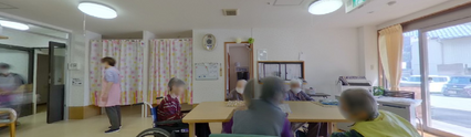 明るい介護施設の共有スペース