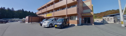 介護施設の外観と駐車場