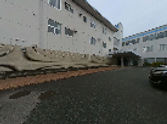 駐車場のある建物外観