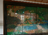 絵画が飾られた廊下