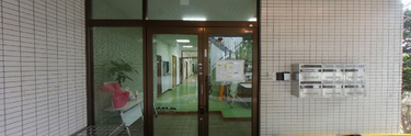 介護施設入口と自然の眺め