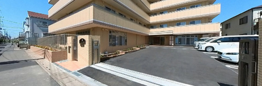 介護施設の外観と付近の道路