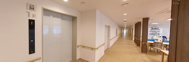 施設内の廊下と食堂