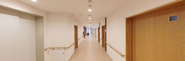 介護施設内部の廊下と部屋の入口