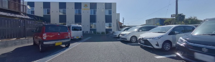 介護施設の駐車スペースと外観