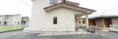 施設の外観と駐車スペース