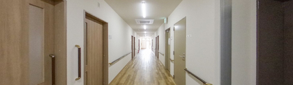 ケア施設の廊下と部屋の入口