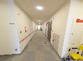 整った施設の廊下