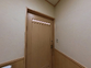 清潔な小部屋の洗面所