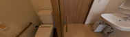 手すり付きの安全なトイレ空間