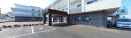 白い外壁のモダンな介護施設