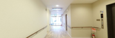 清潔感ある施設の内部コリドー